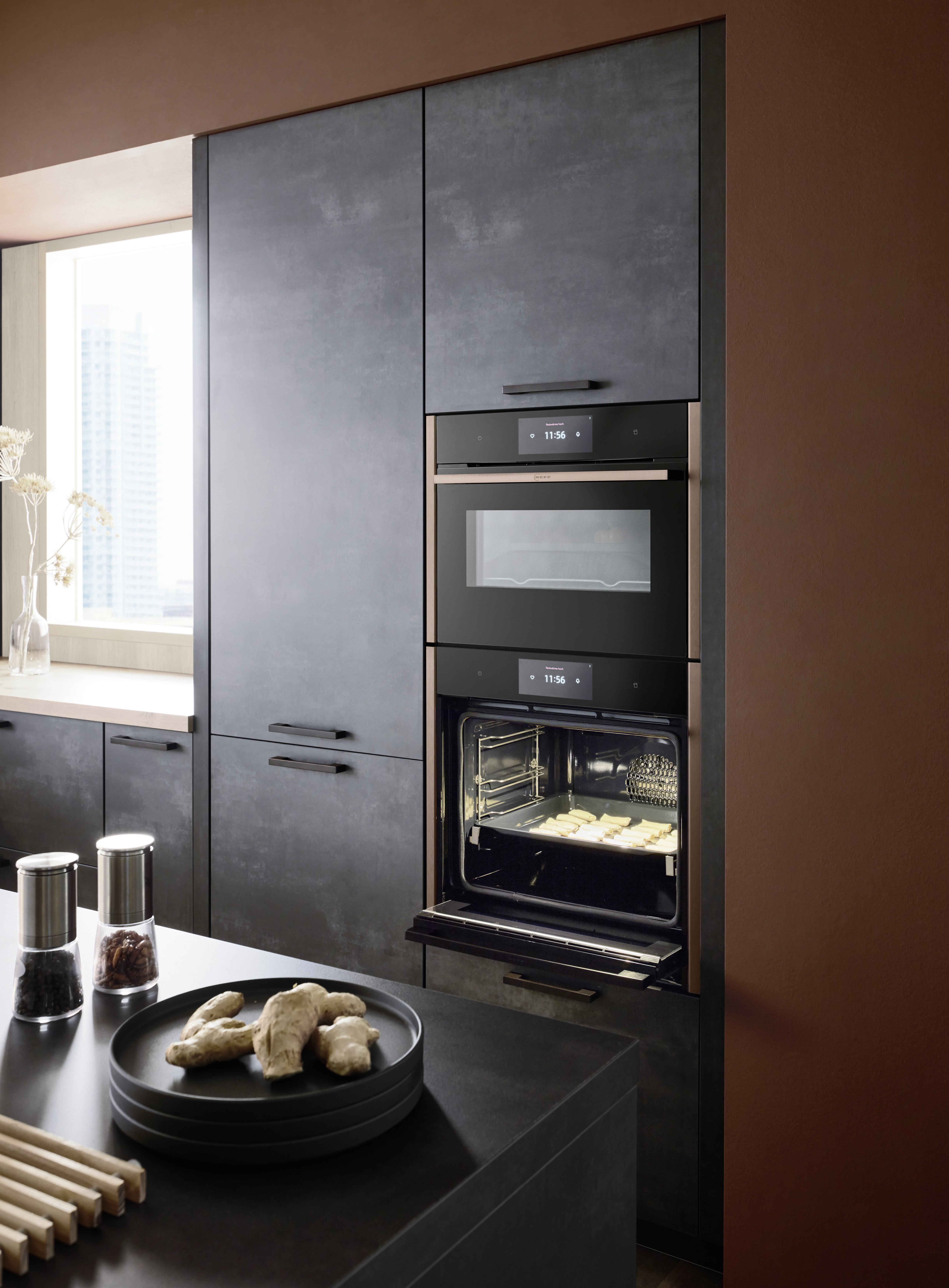 NOBILIA Japandi mit Neff Geräten - Fokus auf Backofen Set, geöffnet, Einbaugerät mit Kupferakzenten