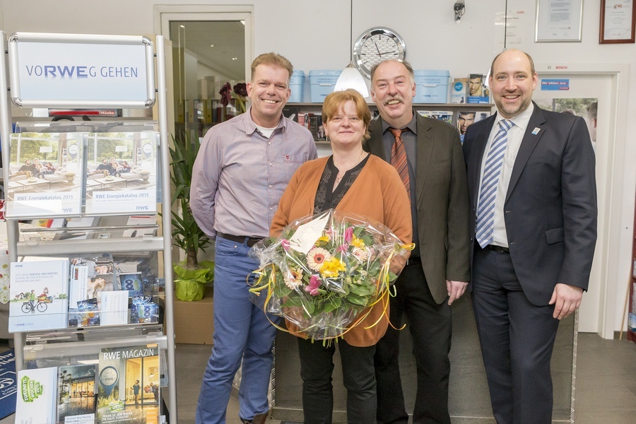 Familie Meier vor Ihrem Elektrogeschäft in Büren