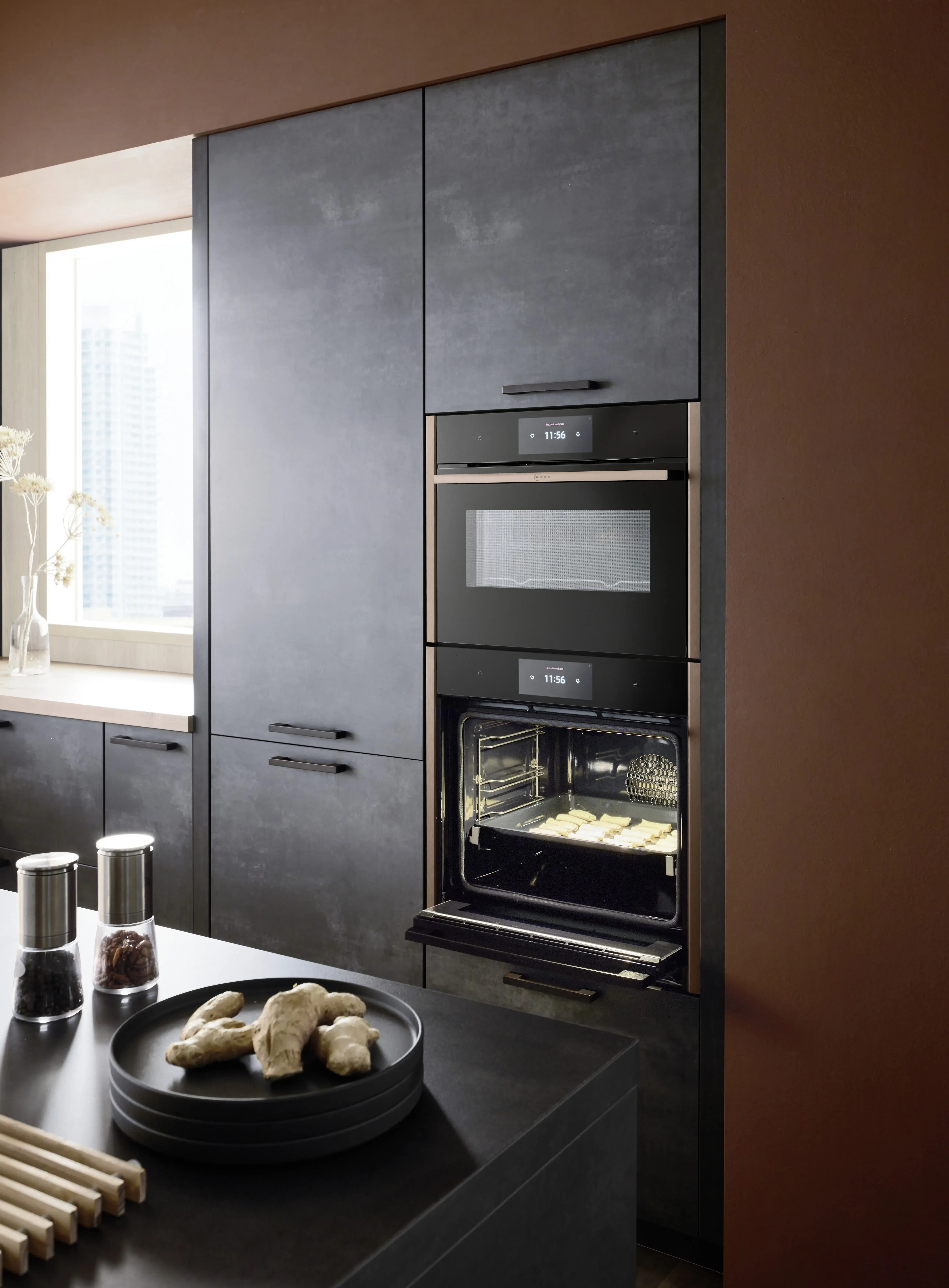 NOBILIA Japandi mit Neff Geräten - Fokus auf Backofen Set, geöffnet, Einbaugerät mit Kupferakzenten